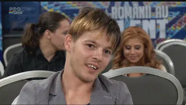 Să fi fost a doua oară cu noroc? Un concurent cu mâinile deformate a vrut să convingă juriul că stie să danseze.Crezi că a reuşit?