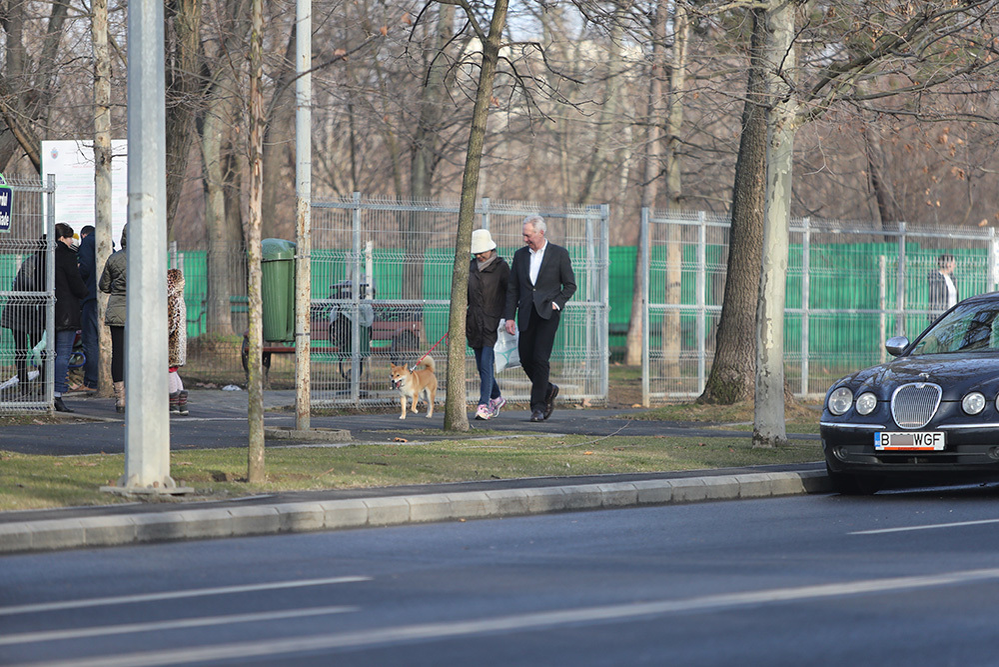 Ambasadorul Hans Klemm şi soţia sa, Mari Kino, la plimbare cu căţelul familiei