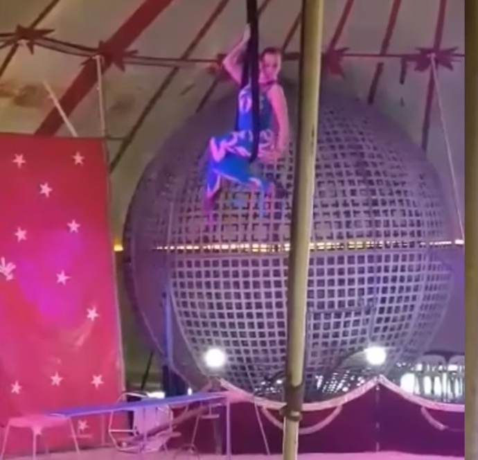 Momentul în care o acrobată cade în gol, după ce coarda de susţinere s-a rupt. Au urmat scene traumatizante la spectacolul de circ în Hunedoara | VIDEO