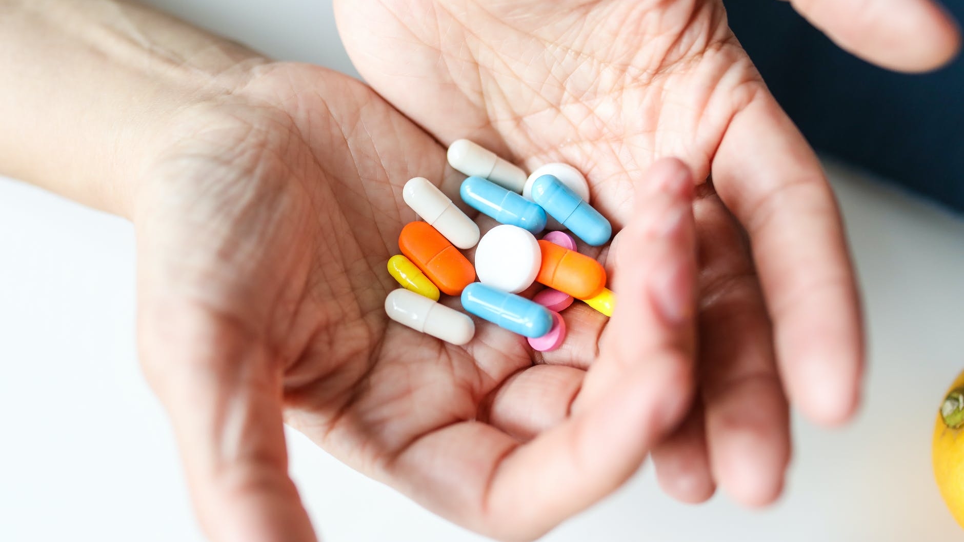 Medicamentele pe care nu trebuie să le iei niciodată dacă ești infectat cu Omicron