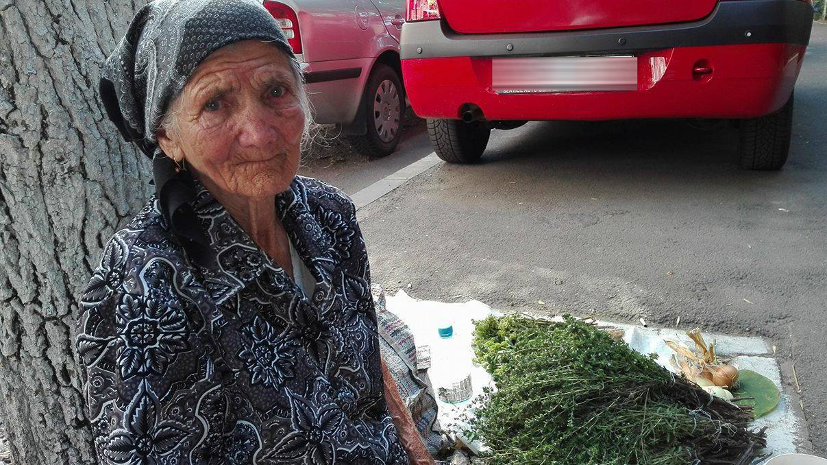 Bătrânica din Militari se chinuie cu o pensie de doar 300 de lei