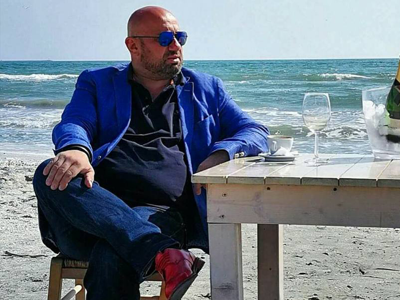 Toată lumea îl cuplează cu GINA PISTOL, însă nimeni nu ştia de femeia care îi este alături  de 20 de ani!