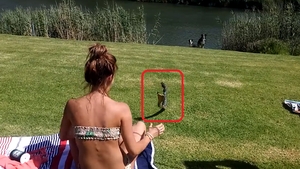 Tipa asta facea plaja cand a vazut ca o cobra uriasa se apropia! Reactia ei a devenit virala! VIDEO