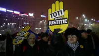 Zeci de mii de oameni în stradă, la Bucureşti şi principalele oraşe din ţară. Se cere demisia Guvernului