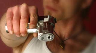 VIDEO Un tanar bolnav psihic a incercat sa jefuiasca o banca cu un pistol de jucarie!