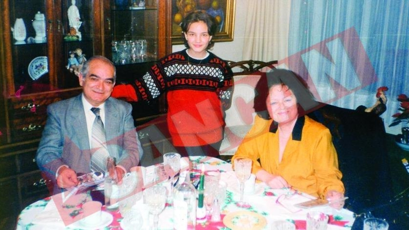 Fata unui fost ambasador, data afara din casa