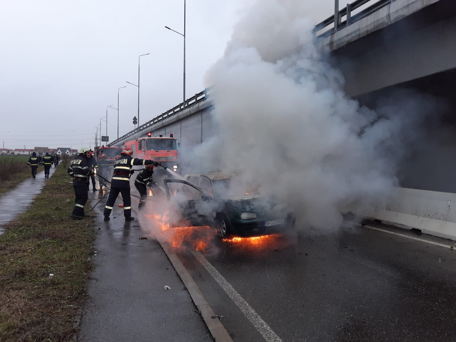 Imagini cu impact emotional. O mașină a izbucnit în flăcări în Ploiești, șoferul s-a salvat  în ultimul moment