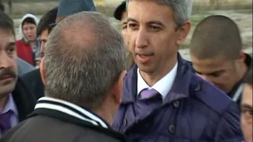 Scandal cu bâte în plină stradă, la Slatina! Oamenii lui Dan Diaconescu au fost alergaţi de poliţie!