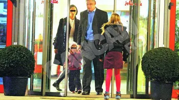 Seful Bancii Transilvania, Robert Rekkers, a iesit in oras cu fiica si o bruneta misterioasa! Bancherul anului a scos fetele la mall