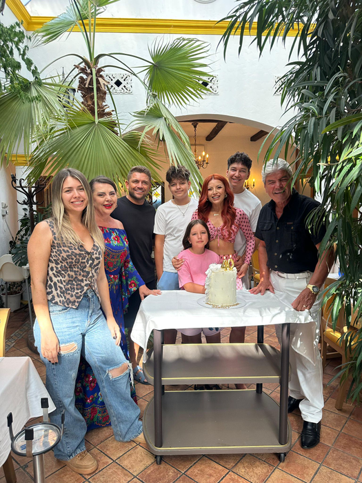 Elena Gheorghe, petrecere cu familia, de ziua ei. Artista a împlinit 40 de ani: „Am zis că nu voi face nimic special, dar viața a avut alte planuri”