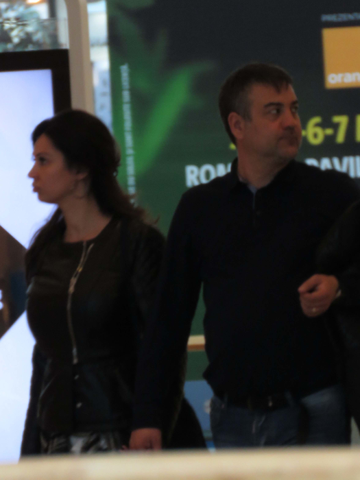 Nicoleta Luciu a mers alături de soţul ei prin mall, iar o perioadă au părut distanţi unul faţă de altul