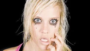 Scopul machiajului este sa scoata in evidenta trasaturile frumoase, nu sa te urateasca! Fardurile pot fi periculoase!