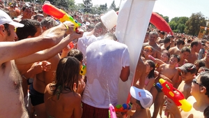 Peste 8.000 de aradeni au luat parte la Marea Bataie cu Apa! DJ Sara a inlocuit pistolul cu apa cu un furtun