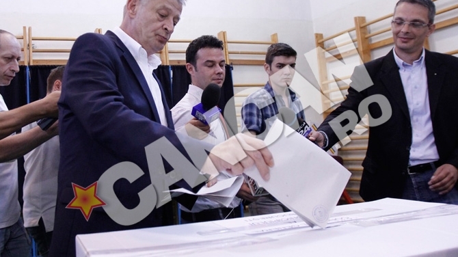 Primarul Sorin Oprescu a votat la Scoala Nr. 17, la ora 9.00: "A fost un vot mai mult sentimental, din dragoste pentru Bucuresti"