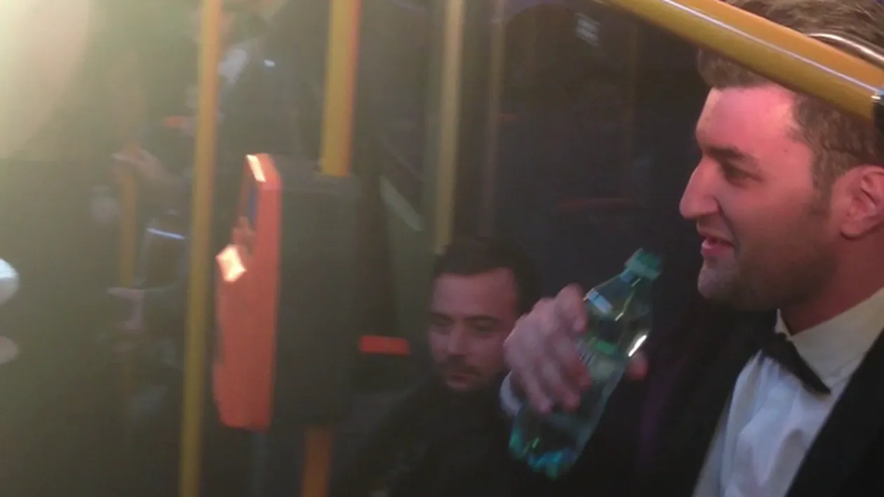 Alex Velea si Smiley au “postit” o sticla cu apa plata. Au dat-o din mana in mana pentru a-si potoli setea