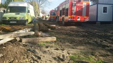 VIDEO. Doi muncitori, prinşi sub un mal de pământ care s-a prăbuşit peste ei, la Craiova. Ambii au murit