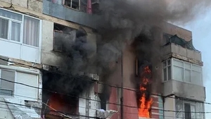 Explozie urmată de incendiu într-un bloc din Brăila: ”Au sărit geamurile. Am zis că e bombardament!”