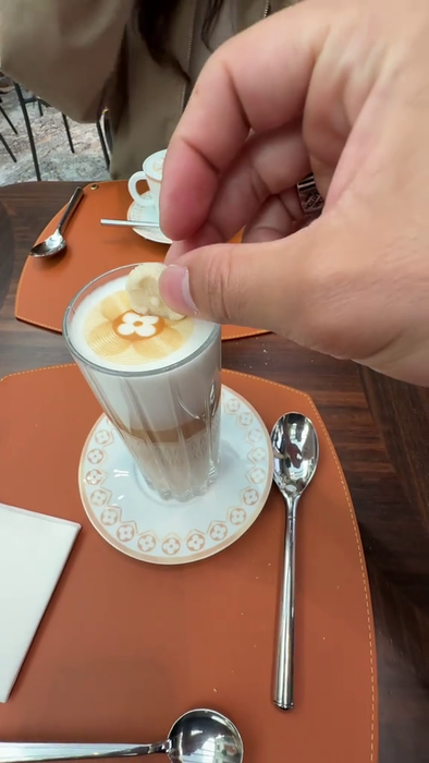 NU E BANC! Câți euro a plătit un român la cafeneaua Louis Vuitton din Milano pe 3 cafele, mâncare și desert