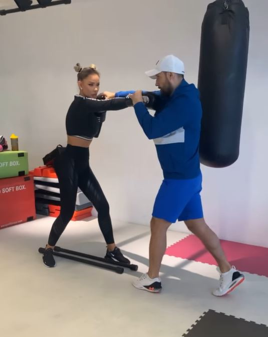 Bianca Drăgușanu, “la vânătoarea” bradului perfect de Crăciun: “Este în mare trend să ai brazi artificiali”. Ce culoare își dorește fiica ei să aibă pomul | FOTO