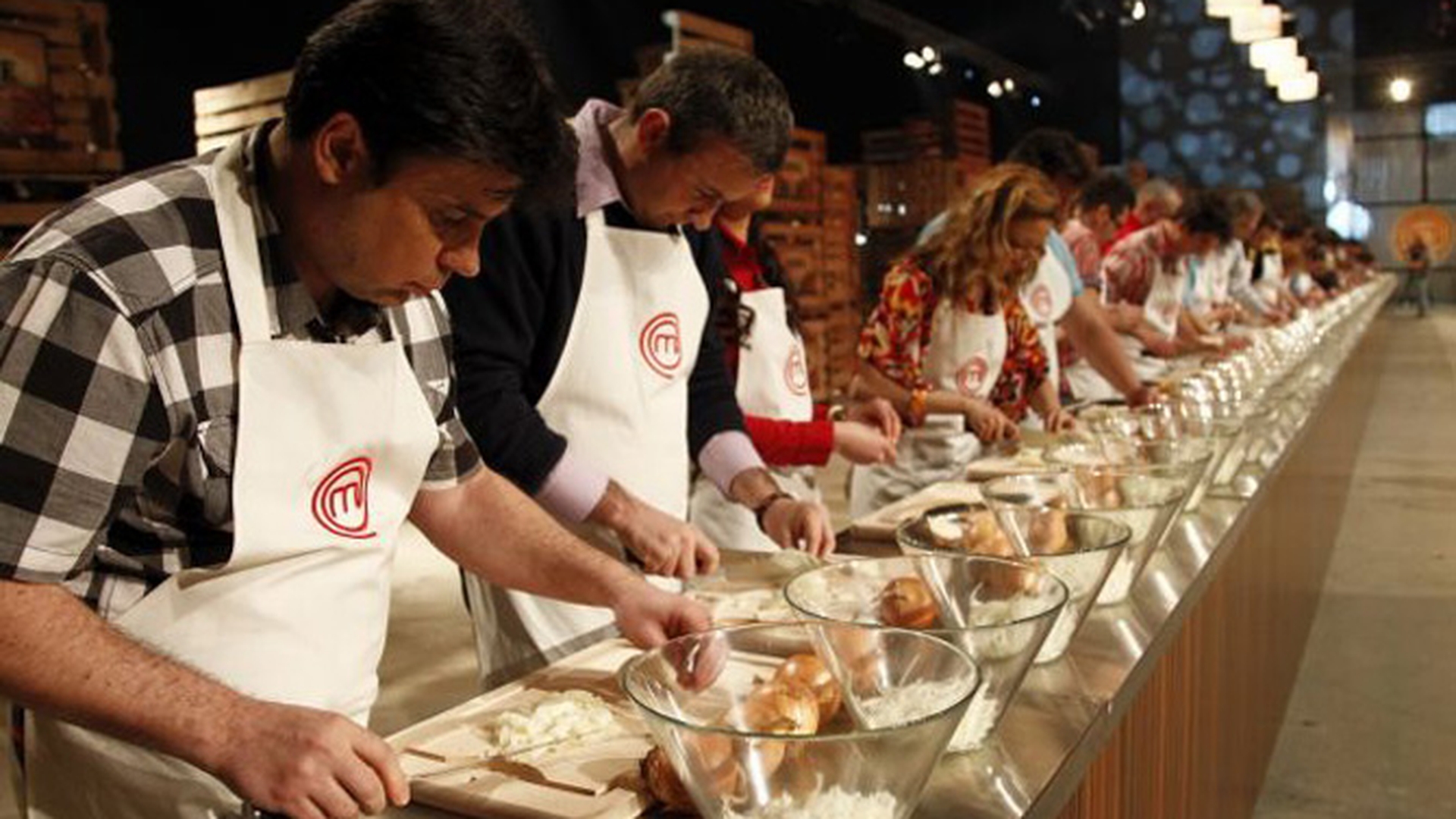 Proba de foc pentru concurentii MasterChef! Vor fi nevoiti sa gateasca pentru 180 de persoane, printre care Laura Cosoi, Smiley, Andra, Mihai Petre si multi altii!