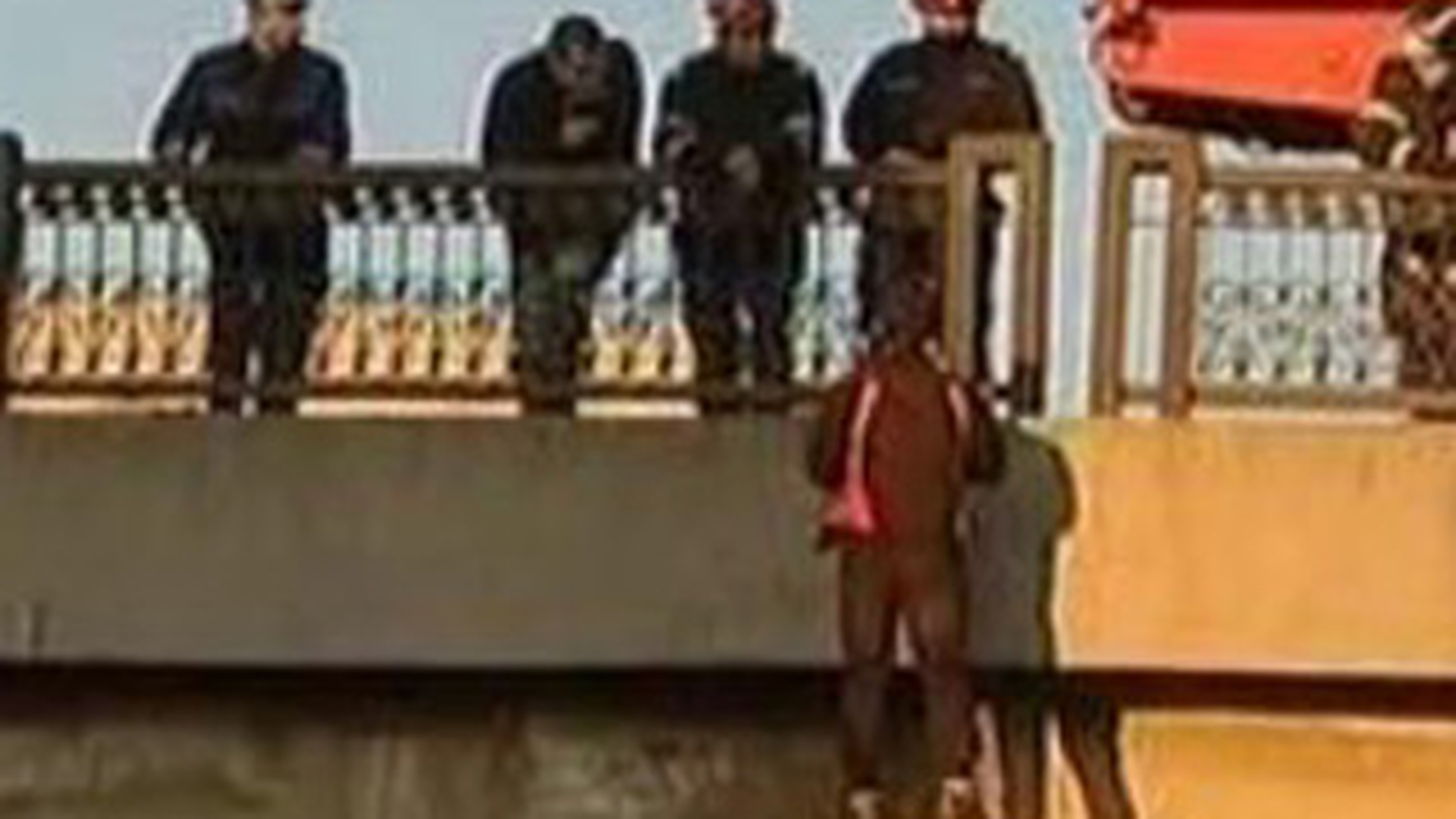 VIDEO Un tanar a amenintat ca se arunca de pe Podul Baneasa!