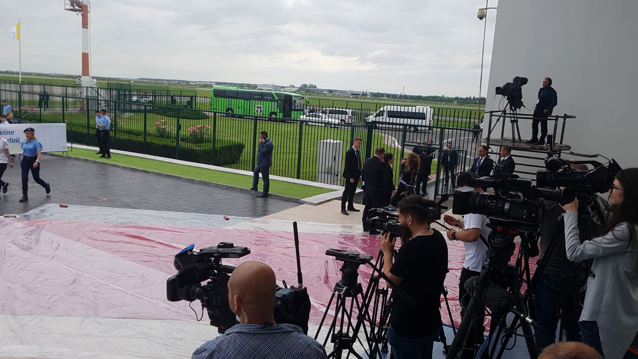 Papa Francisc este în România! Imagini super-exclusive + informații în premieră