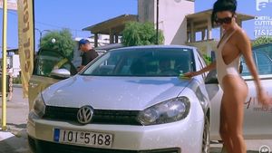 Daniela Crudu a fost nevoită să spele maşini, într-o costumaţie de infarct!  Iată imaginile extrem de sexy cu fosta asistentă TV