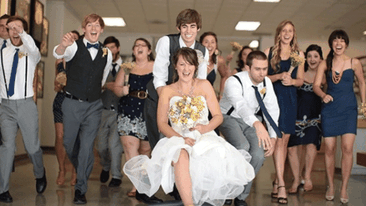 Mirii se distrau dupa nunta, iar in camera alaturata se intampla ASTA! Ce facea un invitat cu una dintre prietenele miresei