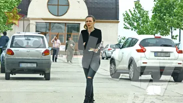 Dana Rogoz, desfigurata de durere la capatul tatalui ei mort! Nu a mai suportat sa il vada in cosciug si a fugit la baietelul ei