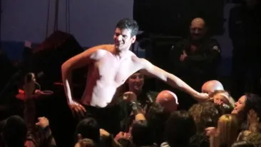 Tudor Chirila s-a dezbracat pe scena de la Baia Mare