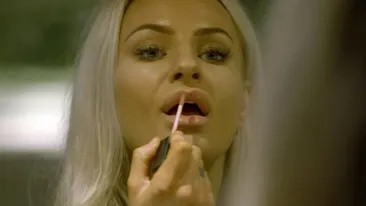 O asistentă medicală s-a apucat de striptease din cauza sărăciei. Câți bani câștigă acum, pe noapte