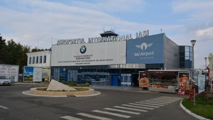 Doi DJ renumiți, prinși cu droguri pe aeroportul din Iași. Au ajuns la DIICOT pentru audieri