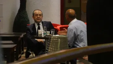 Emil Boc a dat bacsisul pe sub masa. Uite cum s-a relaxat fostul premier, la o cafea, inainte de reuniunea Consiliului PDL