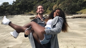 Serena Williams şi-a etalat burta de gravidă într-o rochie turcoaz! Tenismena a atras privirile tuturor