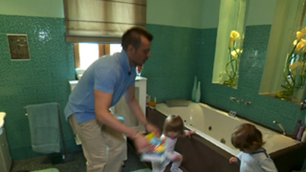 Uite-i pe copiii vitregi ai Briannei Caradja! Gemenii Lucrezia si Orazio au... doua mame si ca tati pe Lestat Monroe si Perry Zizi!