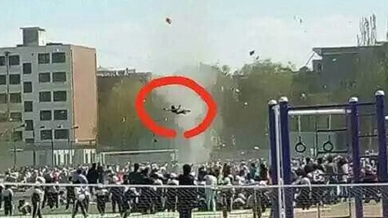 VIDEO - Imagini demne de filmele horror! O fetiţă a fost luată pe sus LA PROPRIU de o tornadă 