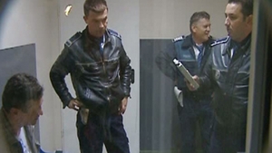 VIDEO Incredibil! Soferul asta beat a fost prea furios, dar nu foarte iute! A pornit o cursa ca in filme, a fost prins pe un camp si, de nervi, le-a carat pumni in fata politistilor care l-au oprit!