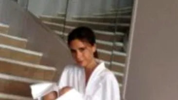 Nu ai vazut-o niciodata asa! Victoria Beckham in halat de baie, nearanjata!