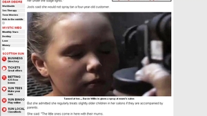 Mama inconstienta! Ii da cu autobronzant fiicei de 4 ani