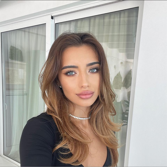 Iubita lui Dennis Man, fotbalistul aflat pe lista lui AC Milan, o adevărată bombă-sexy! Fotografii incendiare cu Alexandra Ionela, fostă Miss Arad în 2014| GALERIE FOTO