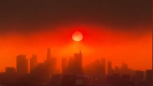 Răsărit apocaliptic în Los Angeles: Incendiile au transformat orașul într-un peisaj de groază