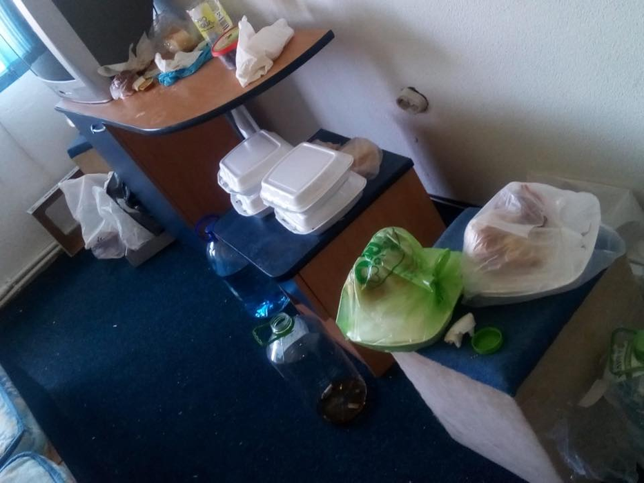Dezastrul lăsat de românii care au stat într-un centru de carantină din Galați. Viceprimar: „Cine este om și cine câine?”. Imagini greu de privit