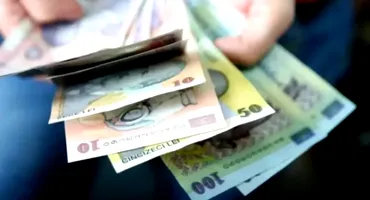 Elevii care pot primi 300 de lei lunar de la Stat + bani pentru masă, cazare și transport. Cine se califica