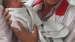 A devenit bunic! Unul dintre cei mai cunoscuţi cântăreţi de la noi şi-a cunoscut în urmă cu puţin timp nepoţelul 