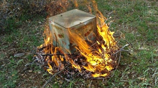 Nu o sa mai faci gratar niciodata dupa ce vezi asta! Metoda colosala prin care cu o galeata de tabla poti manca pui la cuptor - Foto demential