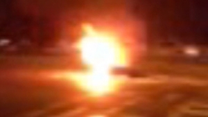IMAGINI SOCANTE Accident rutier extrem de violent in Capitala! Un taximetrist a trecut pe rosu si a spulberat un motociclist pe carosabil!