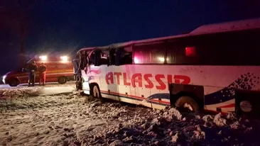 Un autocar cu 18 pasageri s-a răsturnat în Olt, pe DN 64