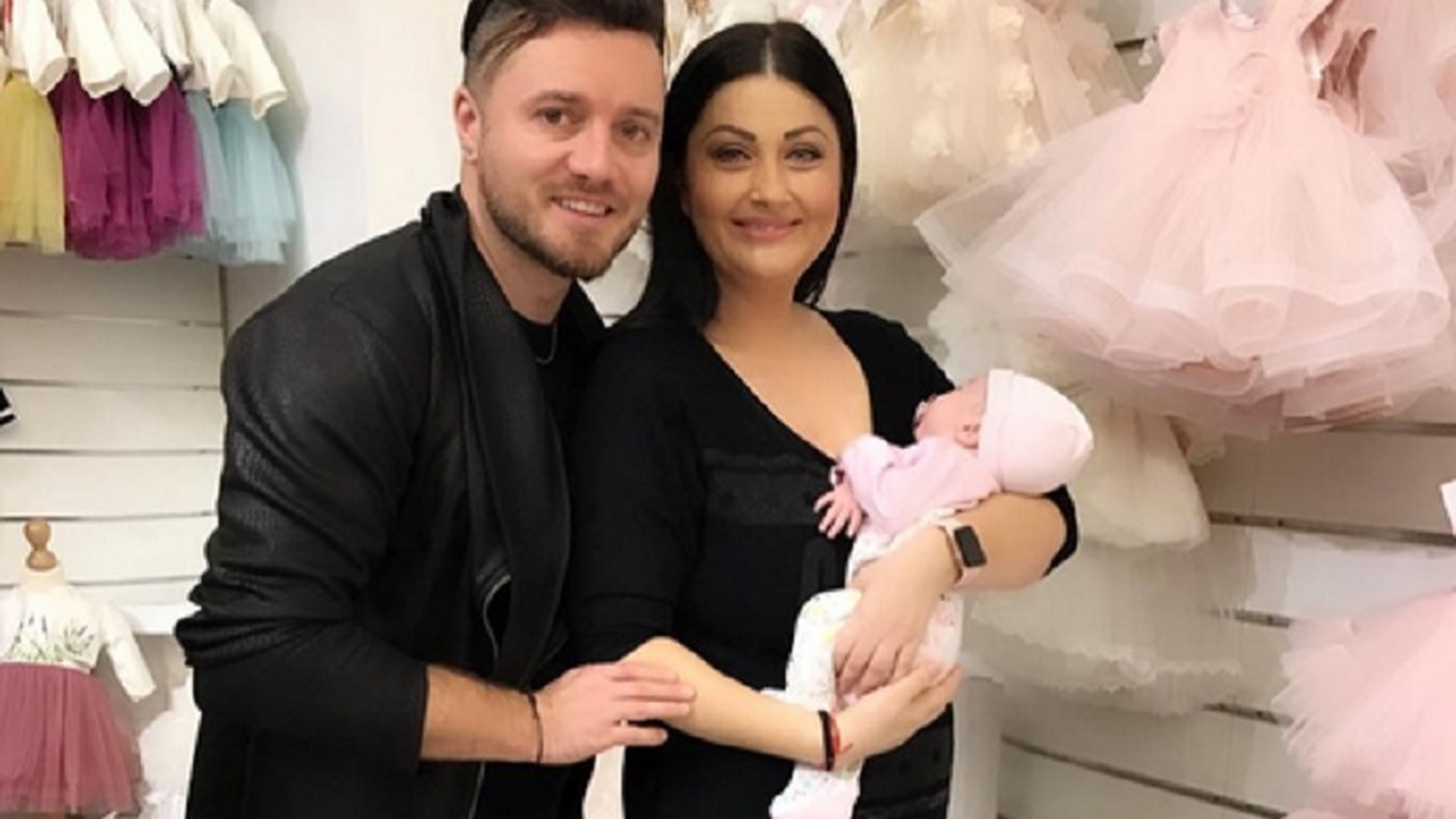 Prima ieşire la mall cu părinţii. Gabriela Clonda şi Tavi Clonda s-au asortat din cap până în picioare. Cum au îmbrăcat-o pe Victoria: "OMG, ce frumoşi sunteţi!"
