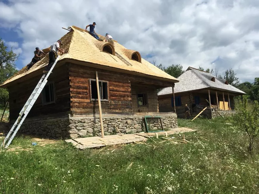 Cum arată casa lui Sorin Brotnei din Maramureș. Acoperișul e realizat într-un mod care nu se mai folosește în prezent