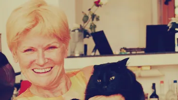 Asta le intrece pe toate! N-ai sa crezi ce face una dintre pisicile Monicai Tatoiu cand da cu ochii de dulaul Red